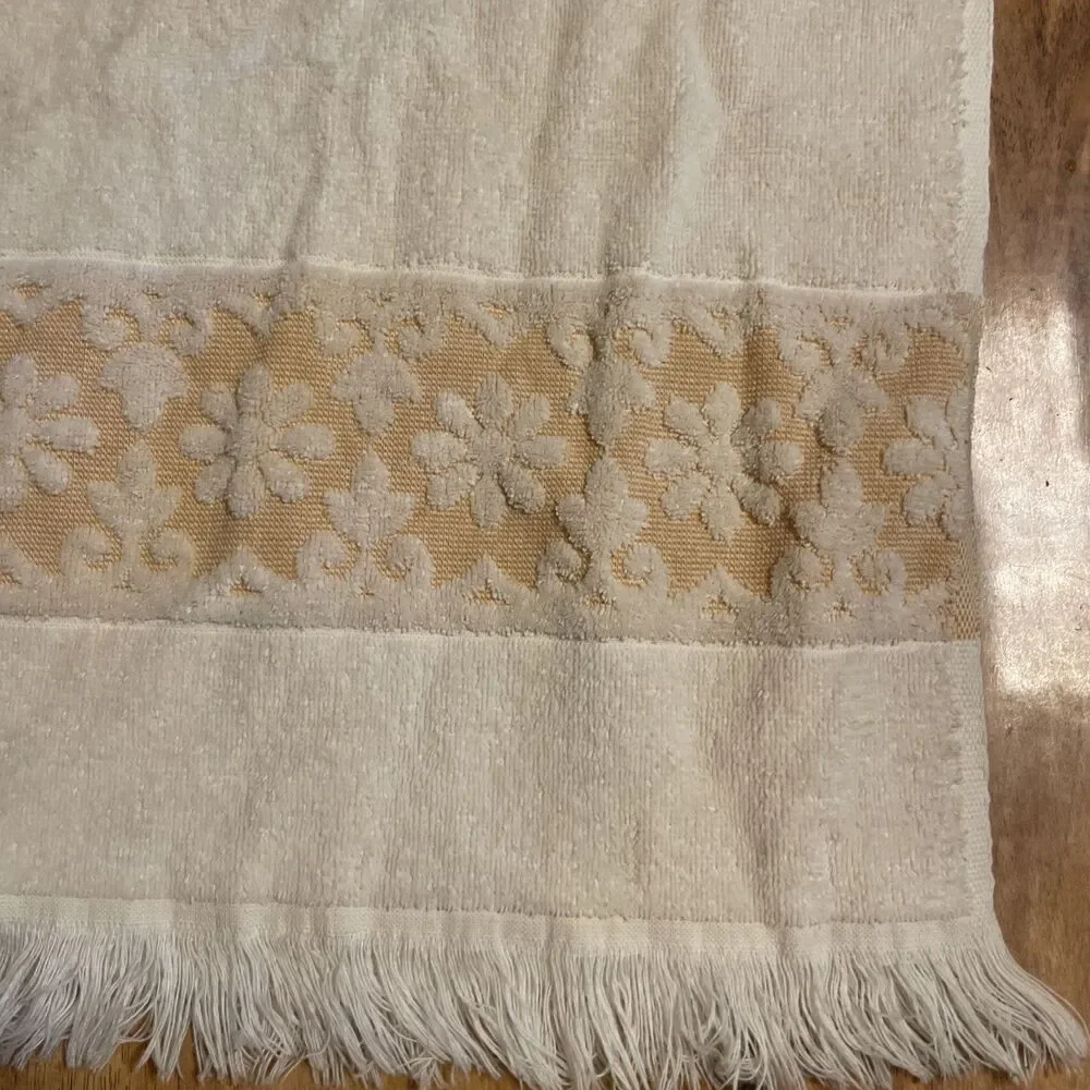 Vintage JCPenney Sculpted Bath Towel Light Yellow Daisy Floral Fringe 40x22